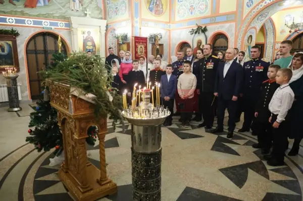 ПУТИН НА БОГОСЛУЖБА: РПЦ и другите христијански вероисповеди имаат заслуга за зајакнување на општественото единство