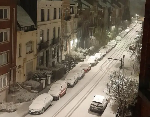 Снегот предизвика колони на патиштата и прекини во авиосообраќајот во Белгија и Холандија