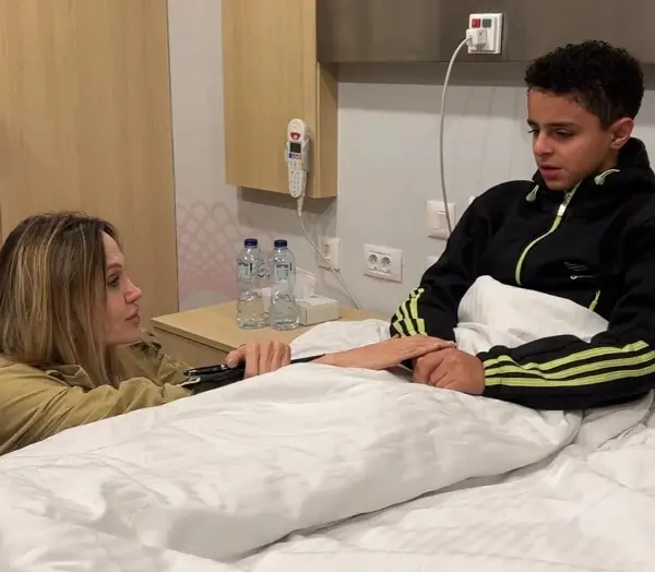 Анџелина Џоли ги посети децата од Газа во болница во Египет