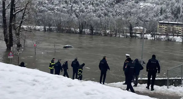 Видео-фото: Пожарникар од Босна влезе во ладната Дрина и го „запали удавениот Голф“