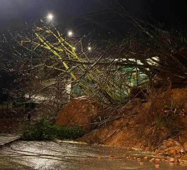 ЦУК: Граѓаните да не патуваат кон тетовско Бањиче поради свлечиште