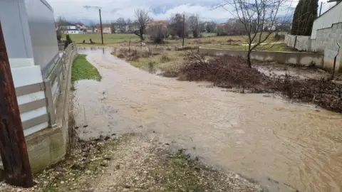 ЦУК: Се излеа Вардар, има одрони, евакуирани се околу 60 лица во Кичево