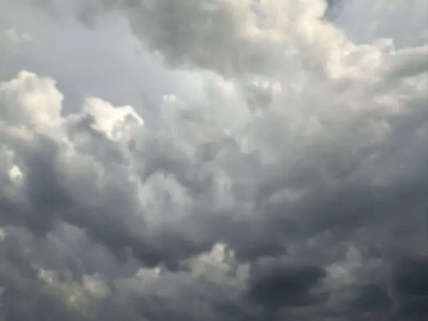 Променливо облачно со дожд и снег