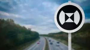 Ова е непознатиот знак што ги преплави улиците на Европа – Што симболизира?