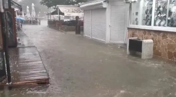 ЦУК: Обилни врнежи предизвикаа поплави и излевања на реки во повеќе региони низ земјата