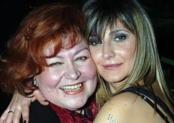 МАЈКА МИ СЕ РАСПЛАКА КОГА ЦЕЛОТО СЕМЕЈСТВО СНИМИ НОВА ВЕРЗИЈА НА „МОЛИТВА“ ЗА НЕЈЗИНИОТ 80. РОДЕНДЕН, ВЕЛИ ЌЕРКАТА НА ВИОЛЕТА ТОМОВСКА, НЕВЕНКА РОСОМАНОВА