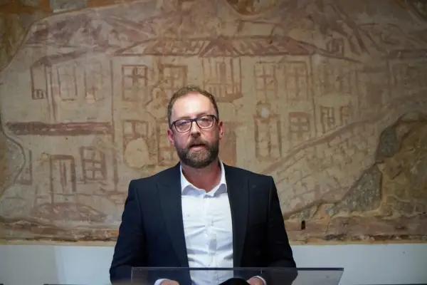 СКРМ: Министерот Љутков се постави над законите и судовите – платите во културата повторно мета на манипулации