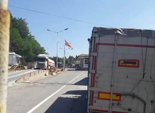 Колона од возила на граничниот премин кај Делчево поради електронско внесување на податоци за патници без ЕУ пасоши