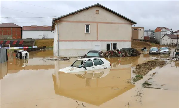 Поплави во Косово – има вонредна состојба, но Курти тврди дека ситуацијата е под контрола