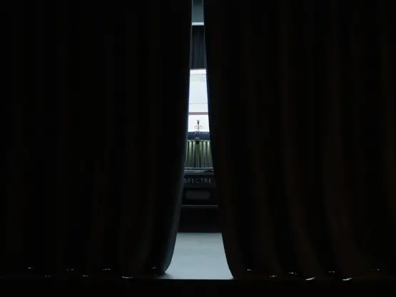 „Ролс-Ројс“: Фокус на уникатни модели за најбогатите додека побарувачката за ЕВ паѓа