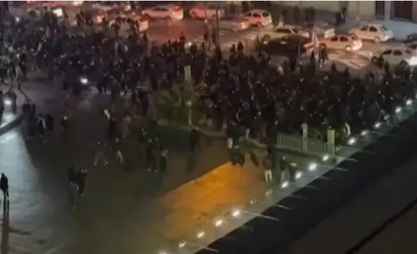 Насилни протести во Иран: Горат владини згради, убиени над 45 демонстранти (ВИДЕО) 