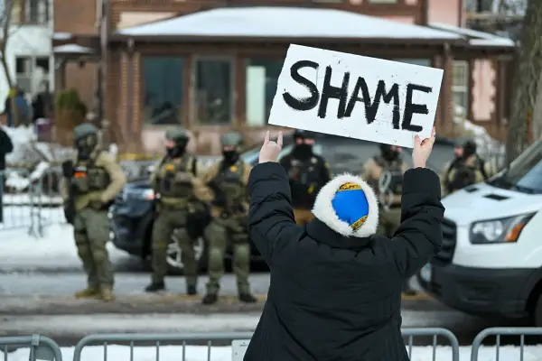 Убиството на мајка на три деца предизвика масовни протести во Минеаполис