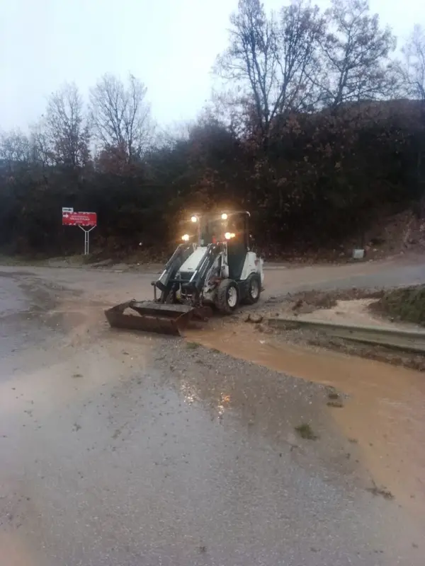 ЦУК со нови информации: Излеани реки, поплавени подрумски простории, земјоделски површини и дворови, пријавени свлечишта на патишта