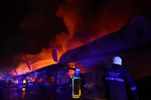 ФОТО: Голем пожар во трговскиот центар во населбата “5 Мај” во Тирана