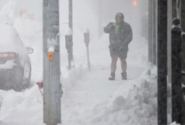 Трагедија во Турција: Снег падна од зграда и уби девојка, луѓето кои дотрчале да ѝ помогнат едвај се спасиле (ВИДЕО)
