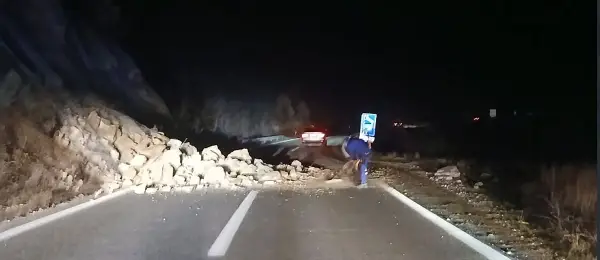 Одрон од карпа на патот Скопје-Велес