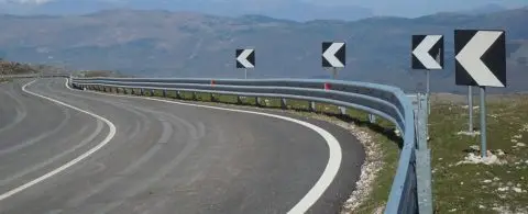 Сообраќајот низ државните патишта се одвива во зимски услови, сите патни правци се проодни