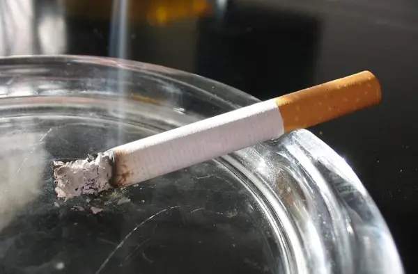 Нема цигари во ресторани, кафулиња, автомобили… – Владата подготви нов закон за забрана за пушење