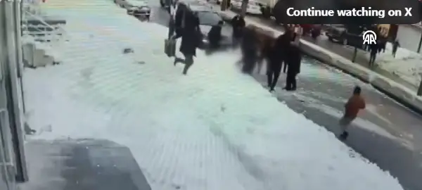 (ВОЗНЕМИРУВАЧКО ВИДЕО): Снежен нанос падна од покрив и уби девојка во Турција