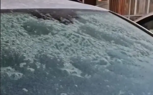 Четири совети за безбедно отстранување на мразот и снегот од вашиот автомобил