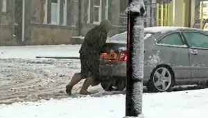 Велика Британија под предупредување за снег и мраз по бурата Горети