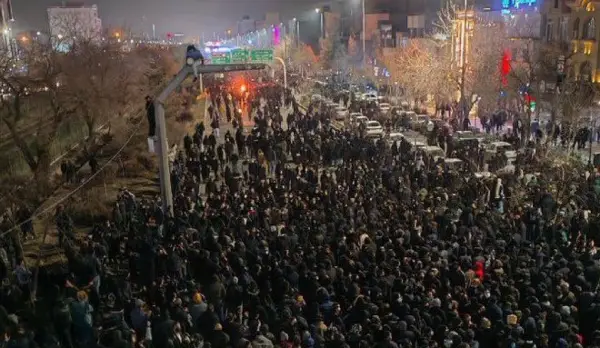 Масовни протести низ Иран, исклучен е интернетот – Трамп се заканува на режимот