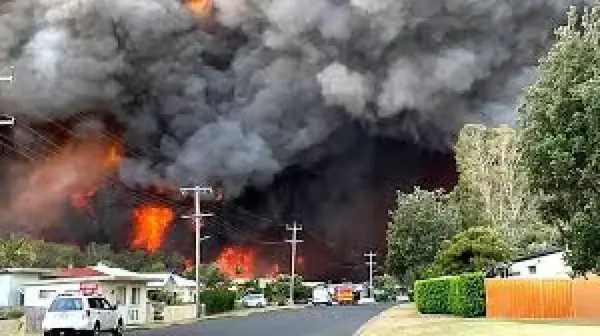 Катастрофални пожари во Викторија: Илјадници пожарникари се борат со најтешката огнена стихија од „Црното лето“