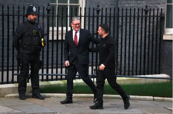 ЛОНДОН ПОДГОТВУВА 200 МИЛИОНИ ФУНТИ Пари, техника и војници за Украина по прекин на огнот