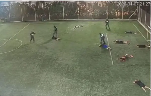 (ВИДЕО) Масакр на фудбалски натпревар: Тројца убиени при вооружен упад на теренот