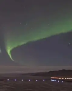 (Не дозволувајте Трамп да го види ова) Аурора Бореалис го осветлува небото над Гренланд