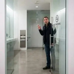 Паметно стакло во тоалет во трговски центар: Запалете цигара и ќе станете видливи за сите