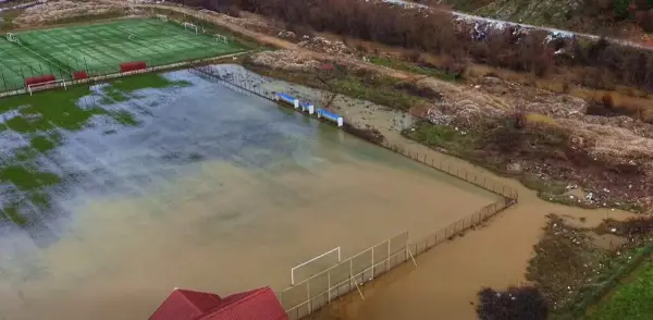 Обилните врнежи предизвикаа одрони и локални поплави, службите во постојана готовност