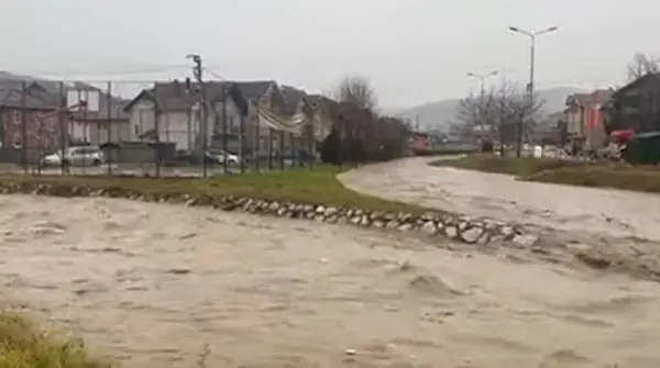 ЦУК: Обилните врнежи од дожд предизвикаа одрони, свлечишта и поплави на повеќе места во државава