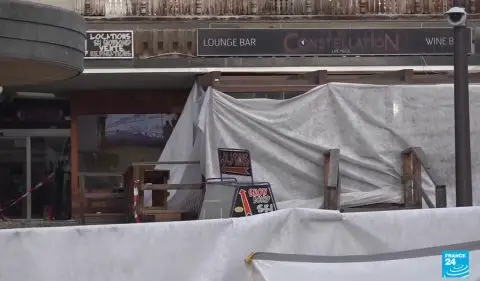 Швајцарски кантоналeн лидер гневен поради години без инспекција во барот каде загинаа 40 млади