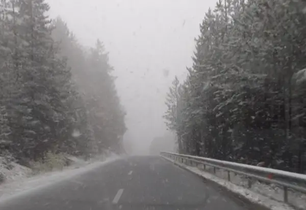 Поради снег, забрана за тешки товарни возила на Мавровска крстосница-Маврово-Дебар