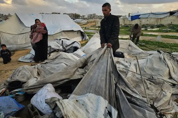Силна бура во Газа уништи илјадници шатори на раселените семејства