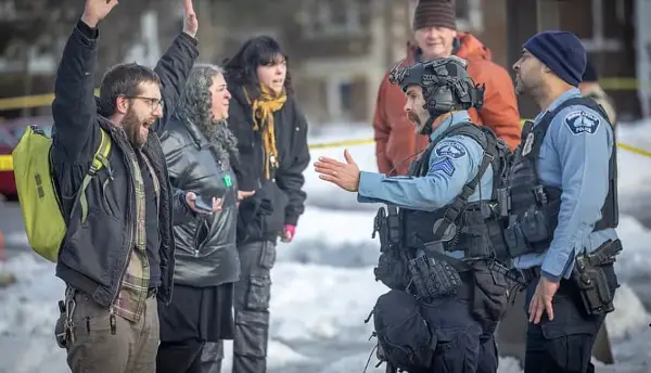 АМЕРИКА НА НОЗЕ ПО УБИСТВОТО НА РЕНЕ ГУД Протестите против ICE се шират низ целата земја