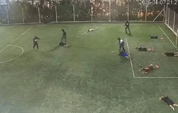 Масакр за време на фудбалски натпревар: Вооружени лица упаднаа на теренот и убија тројца луѓе (видео)