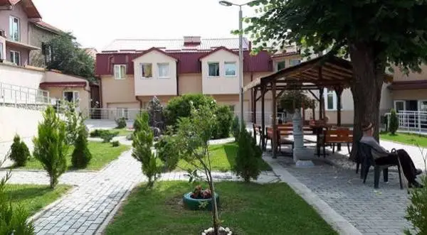 Хуман гест за пофалба - Тројца физиотерапевти со бесплатна физиотерапија за штитениците на старскиот дом "Сју Рајдер" Битола