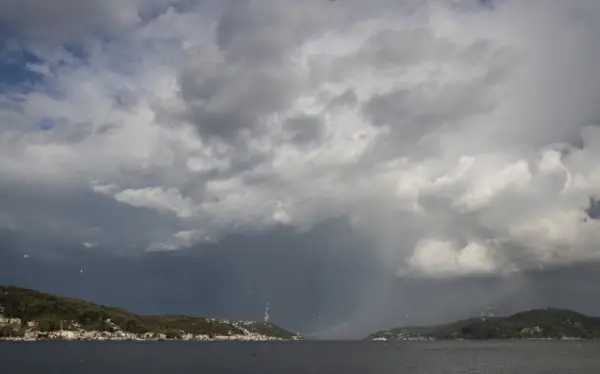 Вонредна тревога во Турција: Обилни врнежи, бури и лавини во половина од земјата