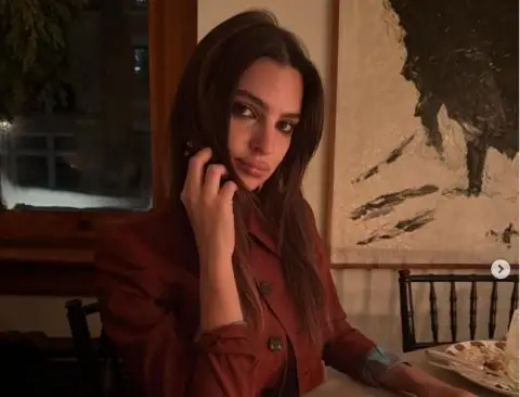 ФОТО+ВИДЕО: Славната манекенка ги разбеснила обожавателите бидејќи тверкала, па позирала во џамија: „Њујорк на Мамдани“