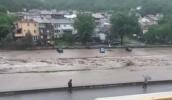 ЦУК: Поплавени се ниви, дворови, куќи и магацини, регистрирани се мали одрони на одредени патни правци