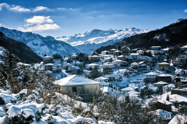 СПАСУВАЧКА АКЦИЈА НА МВР: Со моторни санки во Лазарополе спасени двајца заглавени работници на мобилниот опретаор А1