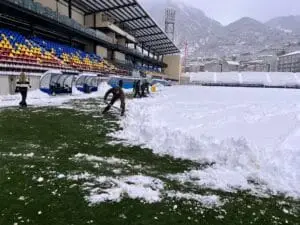 Пике ги засука ракавите и се фати за лопата за да го исчисти теренот на „Естади Национал“ кој беше покриен со 28 сантиметри снег