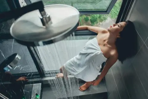 Америка е „подготвена да им помогне“ на иранските демонстранти, изјави американскиот претседател Доналд Трамп, додека бројот на жртви во протестите низ Иран надмина 100, соопштија активисти.