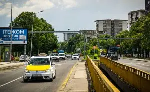 Просечната старост на возилата во Македонија е речиси 20 години, но расте продажбата на електрични и хибридни автомобили