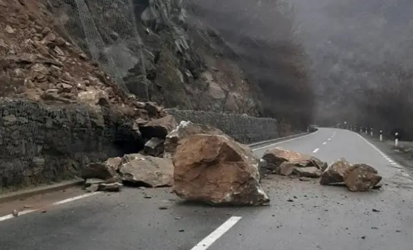 Одрон на патот Гостивар – Маврово, падната голема карпа во тетовско
