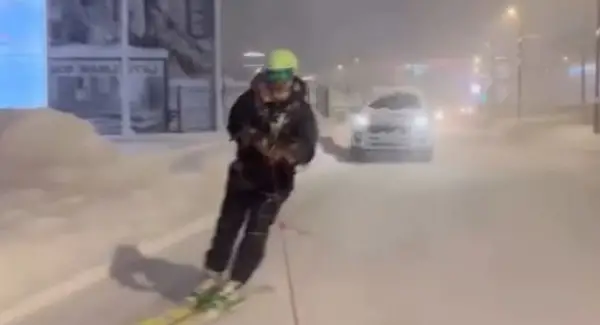 ВИДЕО: Човек скија низ улиците на Сараево, но заработи казна