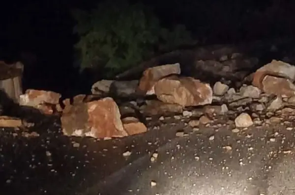 ЦУК: На патниот правец Тетово-Бањиче има падната голема карпа на коловозот, надлежните преземаат мерки