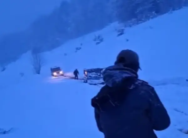 ВИДЕО: Специјалци спасија вработени на А1 кои цела ноќ и без сигнал биле заглавени кај Лазарополе